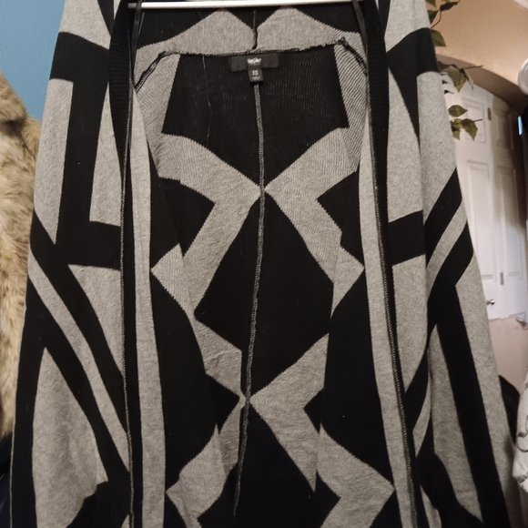 Mossimo unique pattern pocho/shrug. Great for a breezy night or day. M/L - Picture 5 of 10